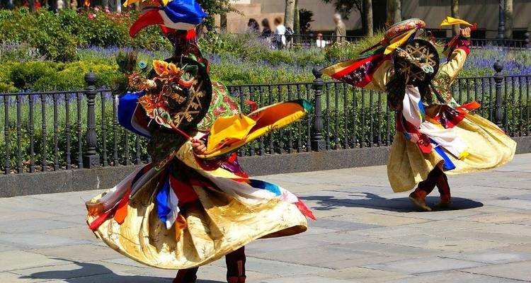 Danseurs culturels se produisant en costumes colorés