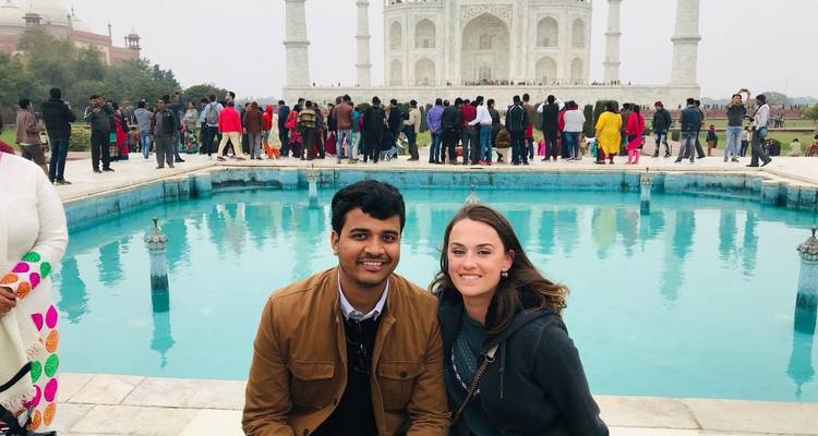 Des personnes qui posent pour une photo devant le Taj Mahal.