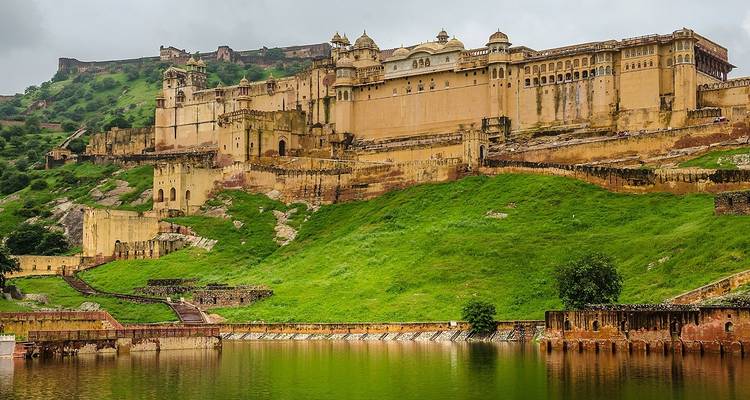 Amber Fort mit üppig grüner Umgebung.