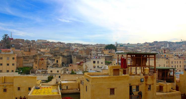 Luftaufnahme von historischen Gebäuden in Fès.