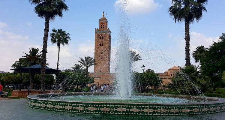 Koutoubia-Moschee mit einem zentralen Brunnen in Marrakesch.