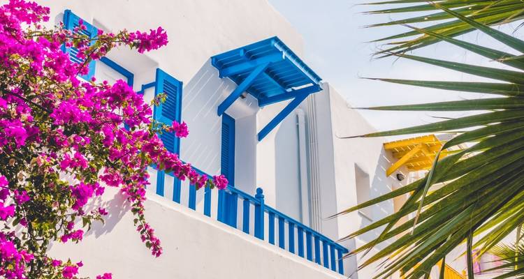 Traditionelle kykladische Architektur mit lebendigen blauen Akzenten.