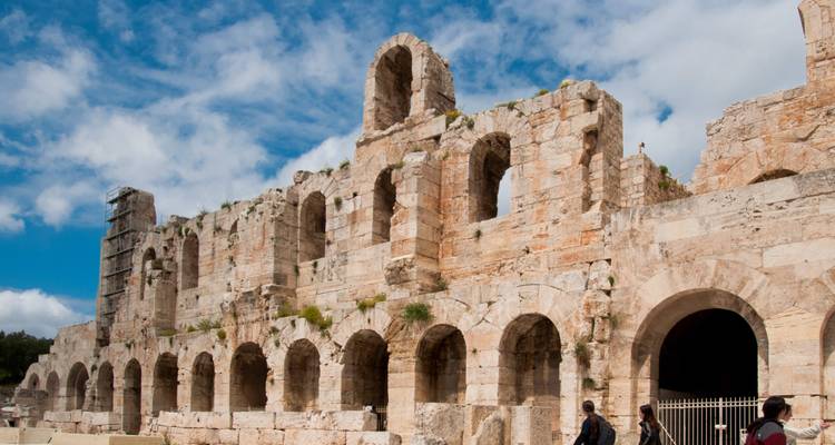 El Odeón de Herodes Ático, un antiguo teatro de piedra en Atenas.