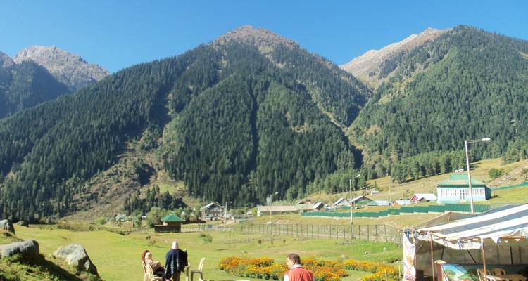 Une vallée pastorale avec des tentes et des gens.