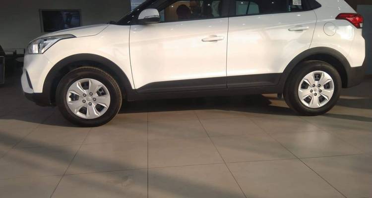 SUV blanc garé dans un environnement intérieur.