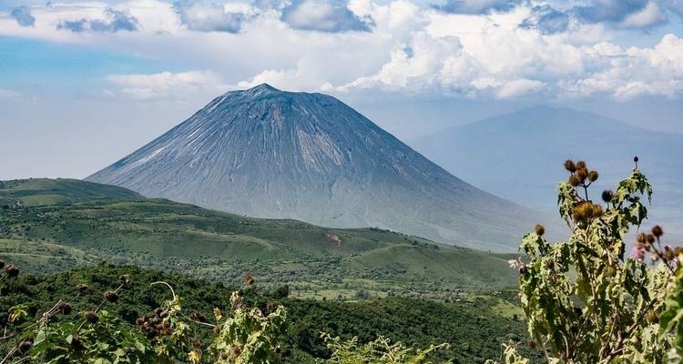 Een majestueus bergzicht met weelderige groene voorgrond.
