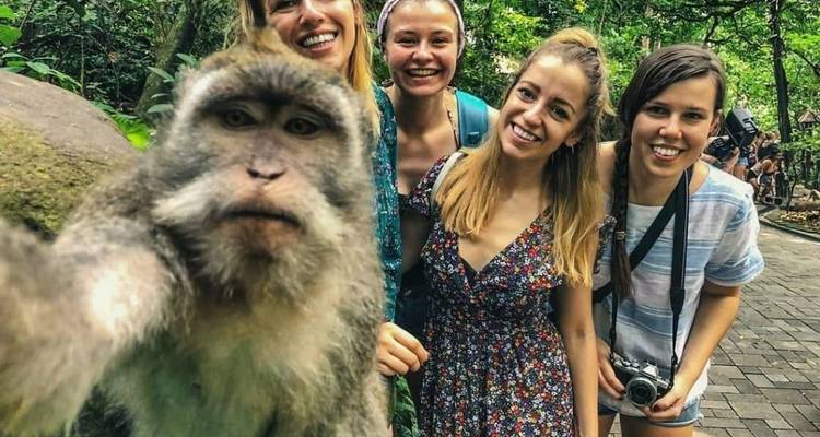 "Groupe d'amis prenant un selfie avec un singe."