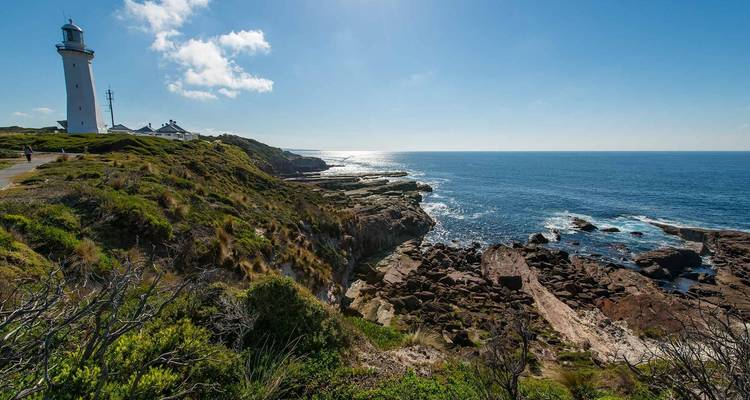 Leuchtturm auf einer Klippe mit Blick auf den Ozean.