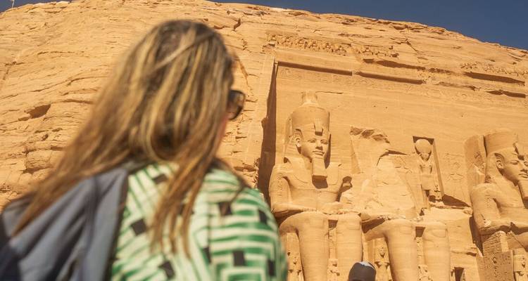 Persoon die oude Egyptische tempelgravures observeert.