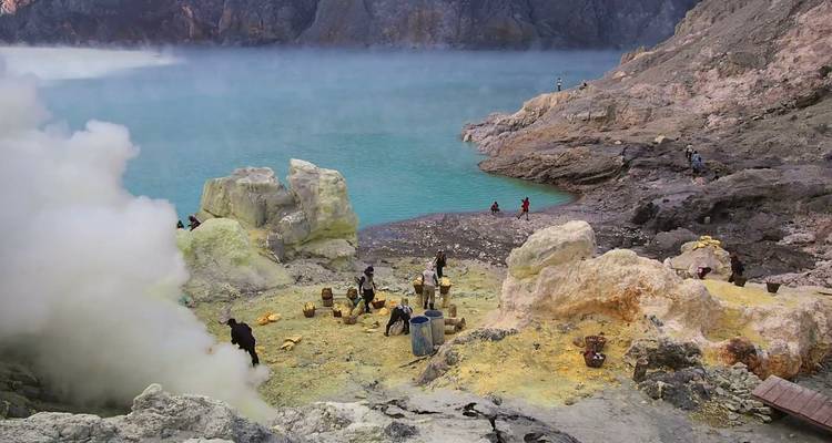 Des ouvriers récoltant du soufre près d'un lac volcanique.