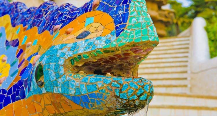 Lagarto de mosaico colorido en un parque.