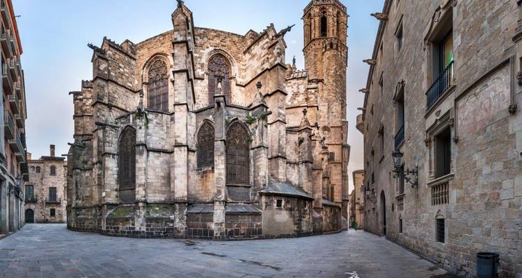 Catedral gótica en una calle estrecha y vacía.