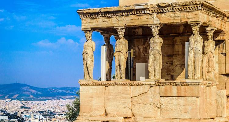 Le temple de l'Érechthéion avec des statues de cariatides sur l'Acropole.