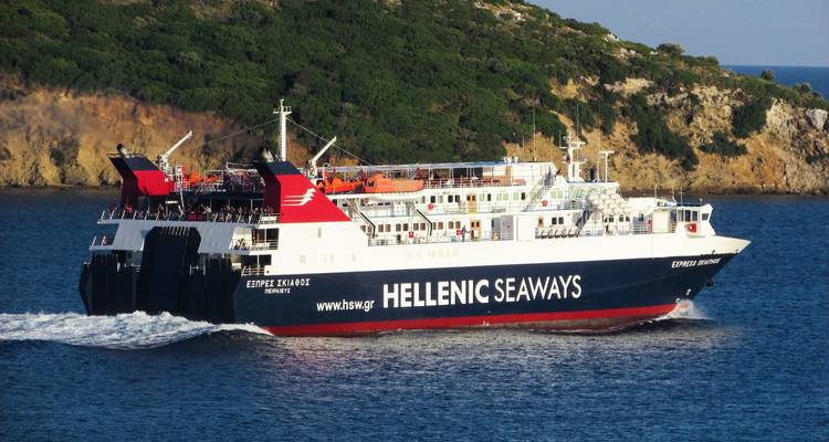 Un gran ferry de pasajeros de Hellenic Seaways navegando a través de aguas azul profundo frente a una costa verde.