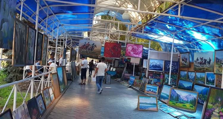 Una galería de arte con varias pinturas en exhibición.