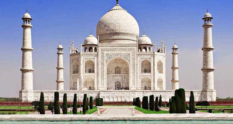 Majestueuze witte marmeren Taj Mahal met zijn tuinen.