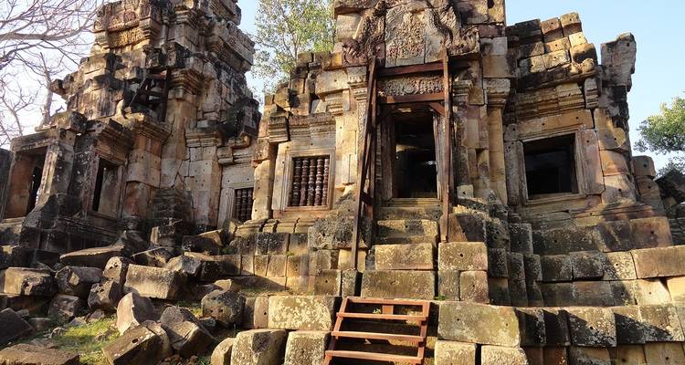 Alte Tempelruinen mit verwitterten Steinstrukturen.