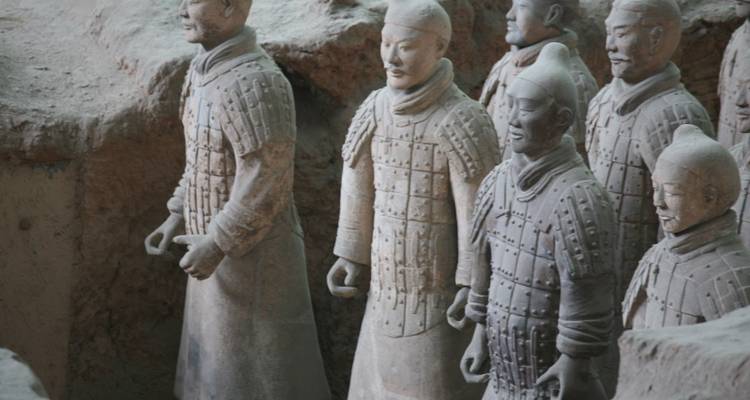 Terrakotta-Krieger an ihrer Ausgrabungsstätte.