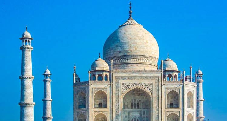 Close-up opname van de koepel en minaretten van de Taj Mahal.