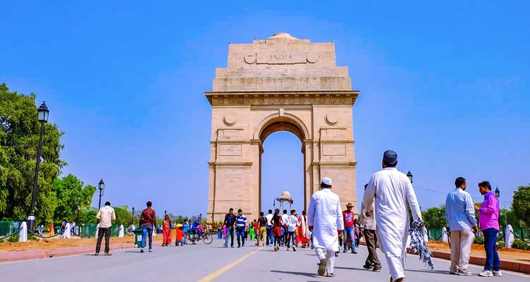Mensen die overdag in de buurt van de India Gate lopen.