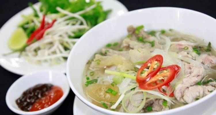 Schüssel Pho mit Beilage Gemüse.