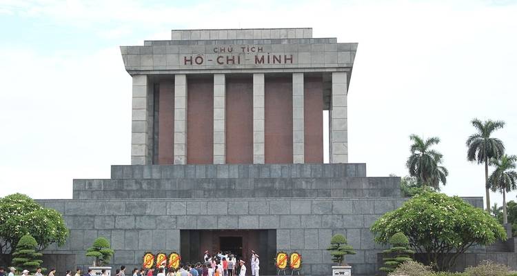 Ho-Chi-Minh-Mausoleum mit Touristen draußen.