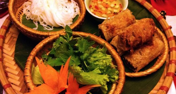 Traditionelles vietnamesisches Essen mit Frühlingsrollen und Gemüse.