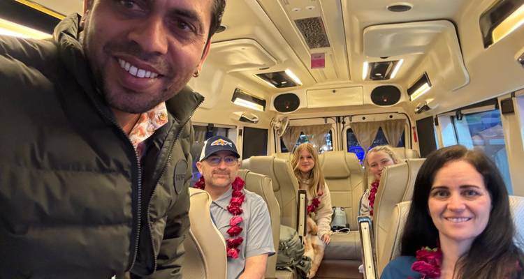 Menschen, die in einem fahrenden Van lächeln.