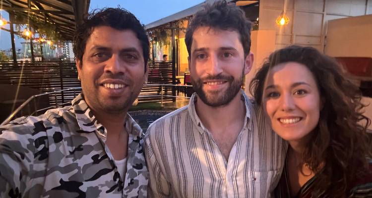 Gruppe posiert im Freien zur Abendzeit.