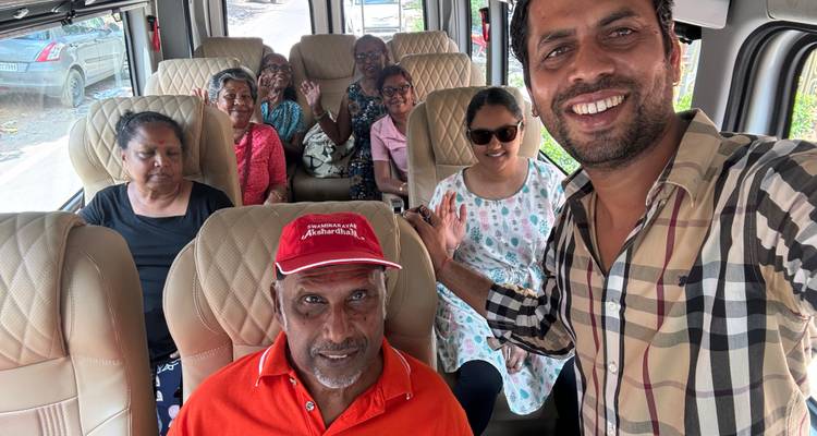 Lächelnde Gruppe in einem Van.