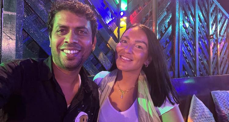 Zwei Personen machen zusammen ein Selfie an einem hell dekorierten Ort.