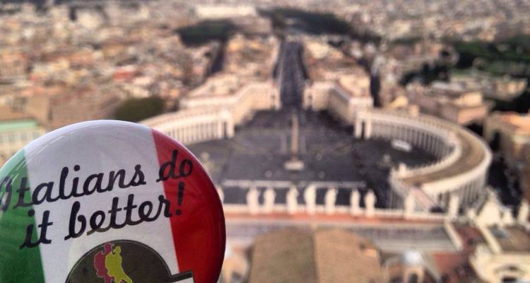 Gros plan d'un bouton avec du texte et un paysage urbain flou en arrière-plan.
