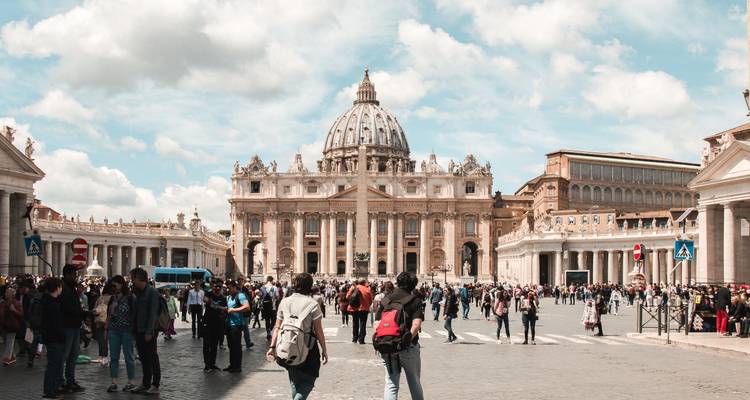 Des foules se sont rassemblées devant la basilique Saint-Pierre par une journée ensoleillée.