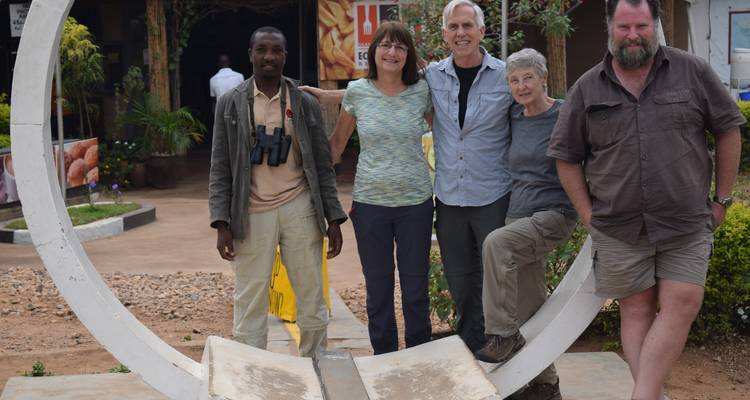 Groepsfoto onder een cirkelvormig monument.