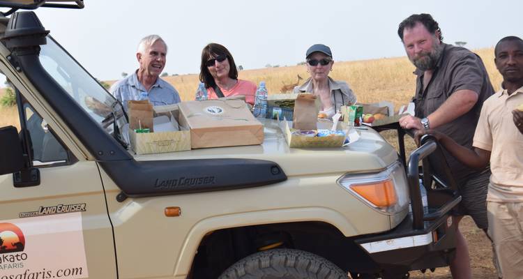 Safari groep met een voertuig in de savanne.