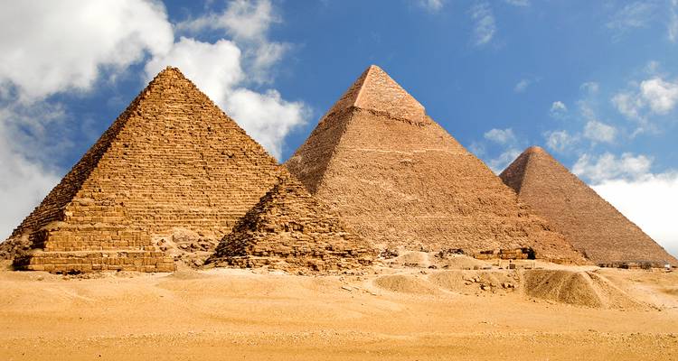 De Piramides van Giza onder een blauwe hemel.