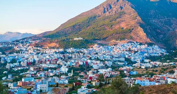Blick auf Chefchaouen, die blaue Stadt, eingebettet in die Ausläufer der Berge.