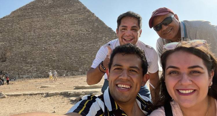 Selfie de groupe avec la Pyramide de Gizeh en arrière-plan.