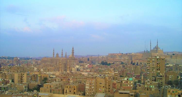 Horizon du Caire avec mosquées et bâtiments.