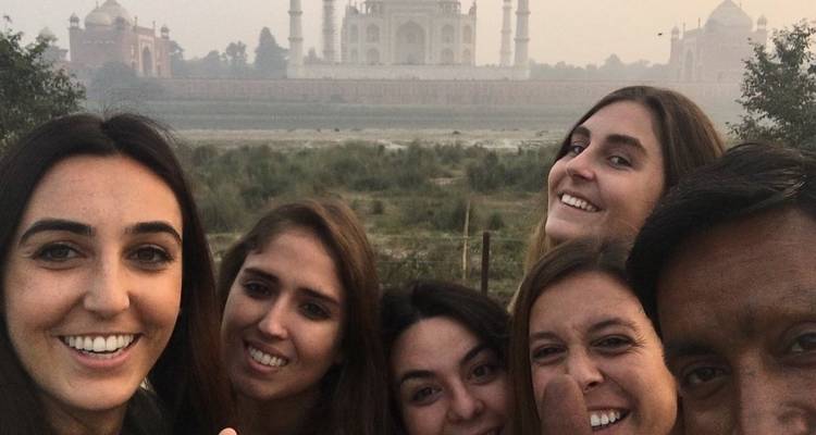 Gruppenselfie mit dem Taj Mahal im Hintergrund.