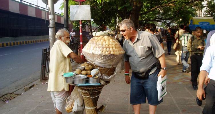 Vendedor ambulante vendiendo bocadillos a un cliente