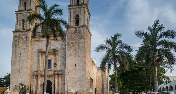 Iglesia colonial rodeada de palmeras.