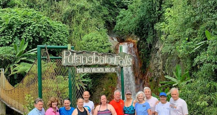 Groep poseert voor de Pulangbato-watervallen.