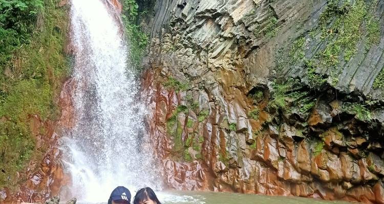 Twee mensen voor de Pulangbato waterval.