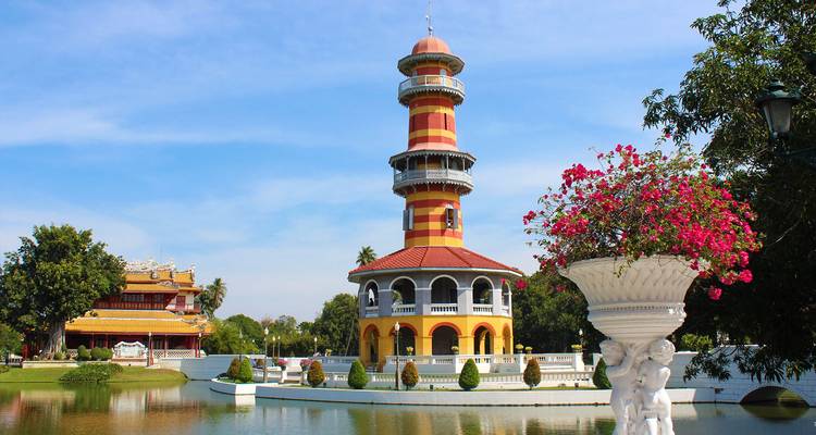 Bunter Turm im Königspalast Bang Pa-In mit umliegenden Gärten.
