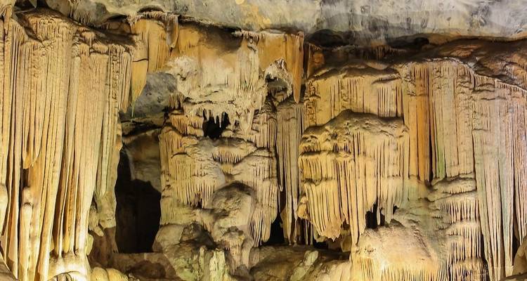 Höhleninneres mit Stalaktiten und Stalagmiten.