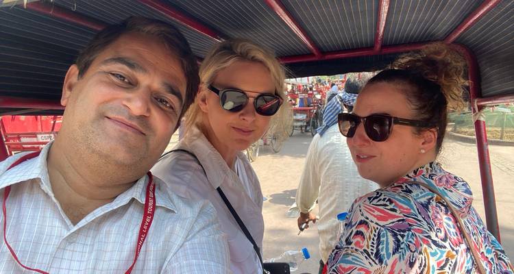 Selfie von drei Personen, die in einer Rikscha sitzen.