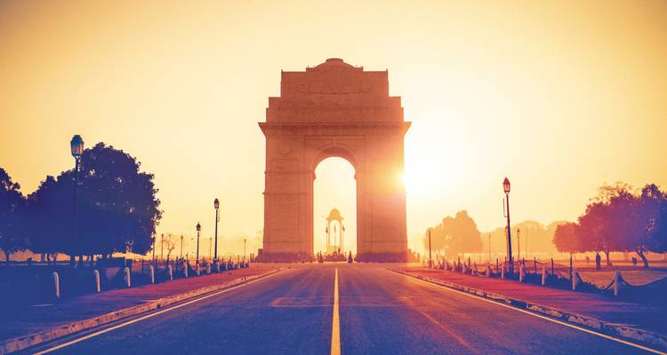 India Gate im Sonnenaufgang als Silhouette in New Delhi.