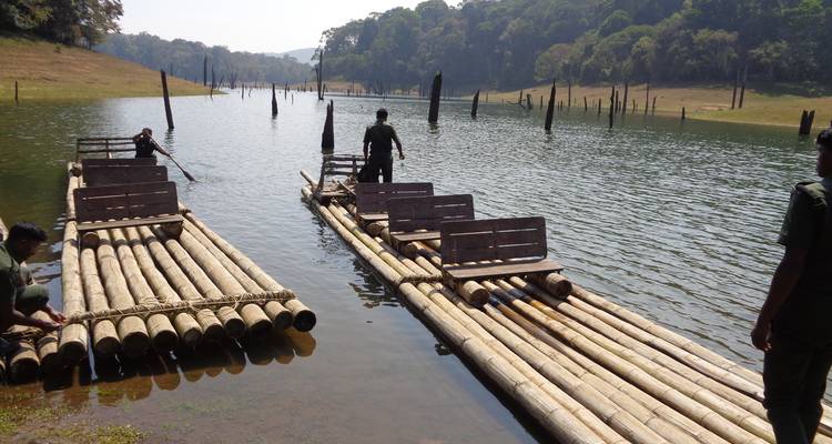 Menschen, die Bambusflöße an einem ruhigen See vorbereiten.