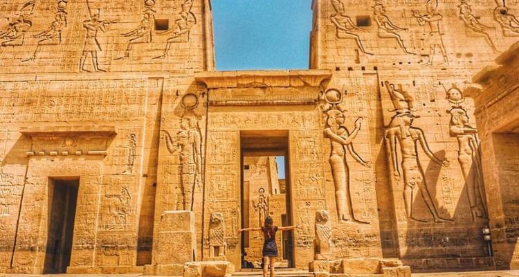 Persona de pie frente a un templo del antiguo Egipto.